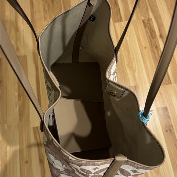 Kate Spade Tan and White Floral Tote - Picture 7 of 9